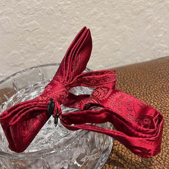Like New Classic Cool Super Rare Brilliant Red Paisley Bow Tie by Stacy Adams! - Picture 4 of 4